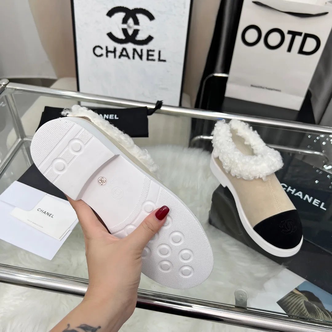 👟👟Ex-factory price 540👟👟 High version of Chanel CHANEL, 🌞🌞🌞Xiaoxiang’s latest 2025 autumn and winter short boots, a must-have item for this autumn and winter season! ! Ms. Chanel loves simple yet irresistible combinations to show her unique style. Mix and match freely to shine⚡Follow Grandma’s fashion steps! ! ! The top-notch craftsmanship and texture are perfectly presented. No matter any details, you can compare them with the counters. The best quality products can be entered and exited from the counters at will! ! ❶Material: imported cowhide/cow suede/wool ❷Lining: sheepskin lining ❸Feet: sheepskin ❹Outsole: original molded sole ❺Heel height: 3cm ❻Number of yards: 35-40 (40 and 41 are customized and non-refundable)